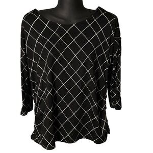 Medium FLT Studio black & white 3/4 sleeve scoop neck tunic top
